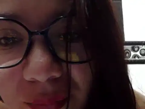 Snapshot of Alaialuxe chatting on April 8, 3:39 am Alaialuxe online show from April 8, 3:39 am