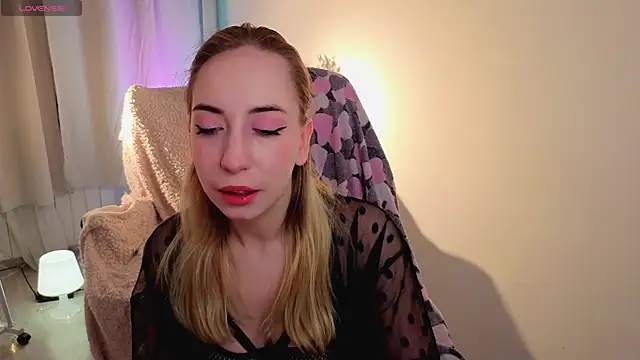 Snapshot of ShadowSparkle chatting on April 10, 10:47 pm ShadowSparkle online show from April 10, 10:47 pm