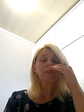 MiaLove183 online show from May 23, 10:52 am