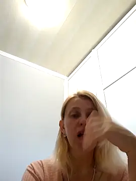 MiaLove183 online show from May 24, 8:52 am