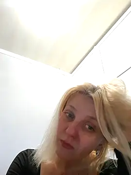 MiaLove183 online show from May 28, 2:25 pm
