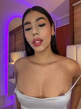 Snapshot of Rossie_Blooms chatting on June 12, 10:19 pm Rossie Blooms online show from June 12, 10:19 pm