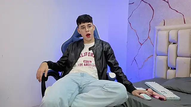 Snapshot of Tom_Parker_ chatting on April 10, 10:14 pm Tom Parker online show from April 10, 10:14 pm
