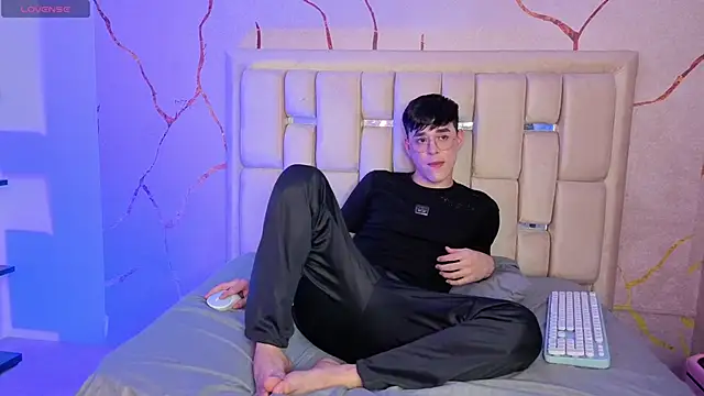 Snapshot of Tom_Parker_ chatting on April 28, 10:15 pm Tom Parker online show from April 28, 10:15 pm