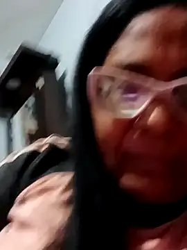 Snapshot of sexymomsn chatting on March 24, 12:15 am sexymomsn online show from March 24, 12:15 am