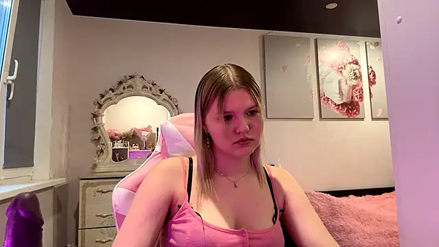 Snapshot of SweettAnny chatting on June 13, 5:55 pm SweettAnny online show from June 13, 5:55 pm