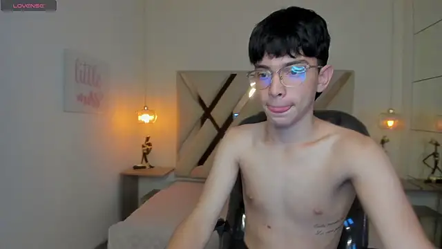 Snapshot of SantiTwinkyy chatting on March 30, 2:40 pm SantiTwinkyy online show from March 30, 2:40 pm