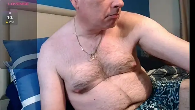 Snapshot of Pauly_Andrew chatting on April 24, 8:22 pm Pauly Andrew online show from April 24, 8:22 pm