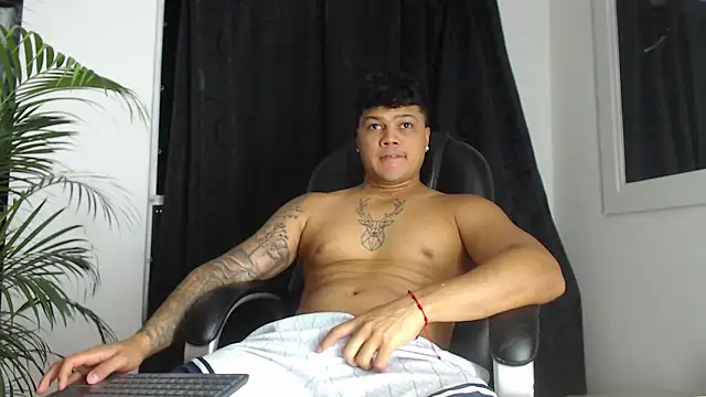 Snapshot of Pedro_x777 chatting on April 1, 2:12 am Pedro x777 online show from April 1, 2:12 am