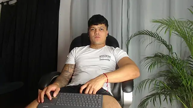 Snapshot of Pedro_x777 chatting on April 2, 1:25 am Pedro x777 online show from April 2, 1:25 am