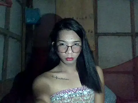 Snapshot of Lady_trix01 chatting on April 16, 6:03 am Lady trix01 online show from April 16, 6:03 am