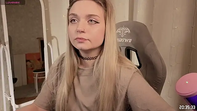 lucysussy online show from April 22, 5:36 pm