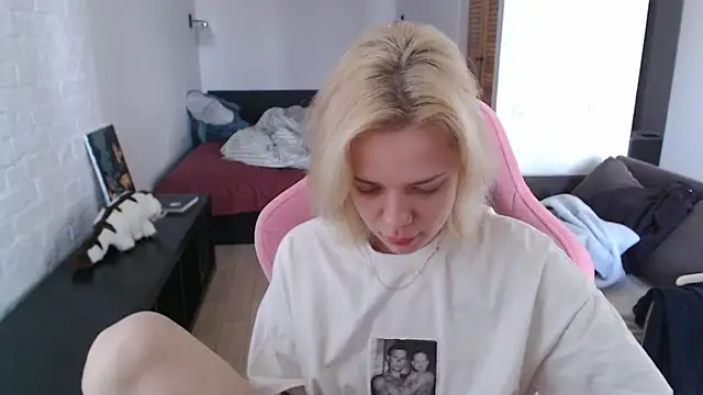 TenderChloe online show from April 4, 9:18 am