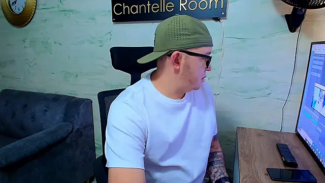Snapshot of maximo_daddy chatting on April 24, 12:40 pm maximo daddy online show from April 24, 12:40 pm