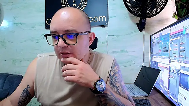 Snapshot of maximo_daddy chatting on May 1, 12:43 pm maximo daddy online show from May 1, 12:43 pm