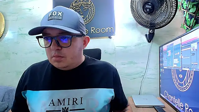 Snapshot of maximo_daddy chatting on May 2, 11:48 am maximo daddy online show from May 2, 11:48 am