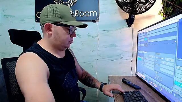Snapshot of maximo_daddy chatting on May 3, 12:00 pm maximo daddy online show from May 3, 12:00 pm