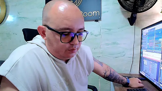 Snapshot of maximo_daddy chatting on May 10, 1:49 pm maximo daddy online show from May 10, 1:49 pm