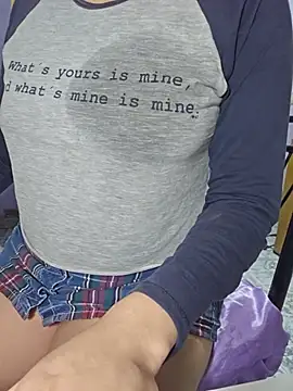 Munieca131313 online show from May 28, 4:37 pm