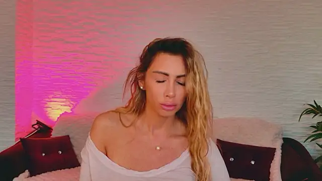 Snapshot of AngelWooW chatting on March 27, 5:46 am AngelWooW online show from March 27, 5:46 am