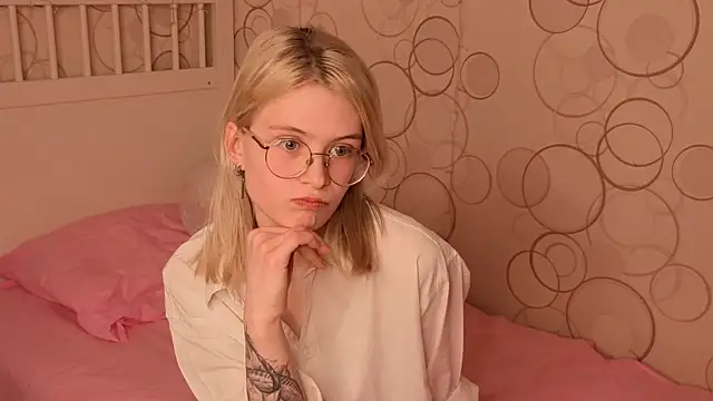 Snapshot of CarleySuski chatting on March 28, 5:07 am CarleySuski online show from March 28, 5:07 am