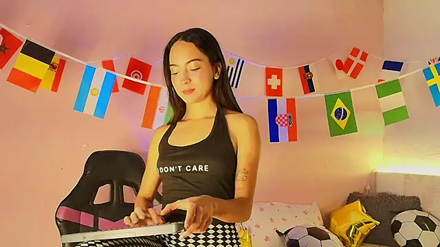 Snapshot of Daphne_Rosse chatting on June 14, 12:07 pm Daphne Rosse online show from June 14, 12:07 pm