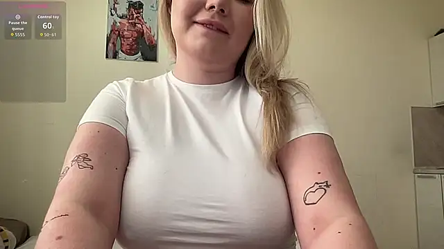 cutiejuliee online show from May 23, 2:21 pm