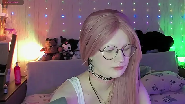 Snapshot of JulietFisher chatting on June 6, 1:43 am JulietFisher online show from June 6, 1:43 am