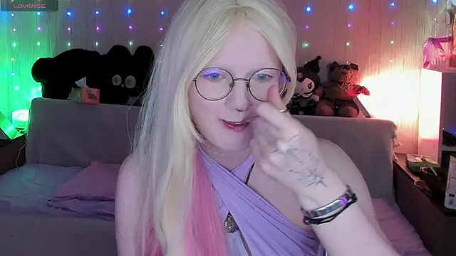 Snapshot of JulietFisher chatting on June 7, 1:43 am JulietFisher online show from June 7, 1:43 am