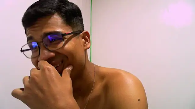 Snapshot of ThiagoVega_ chatting on April 30, 3:46 am ThiagoVega online show from April 30, 3:46 am