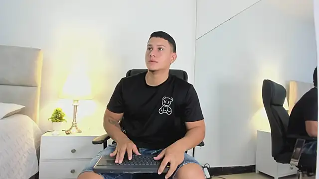 Snapshot of Chriss_Diamond chatting on May 26, 9:22 pm Chriss Diamond online show from May 26, 9:22 pm
