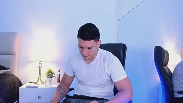 Snapshot of Chriss_Diamond chatting on June 1, 8:54 pm Chriss Diamond online show from June 1, 8:54 pm