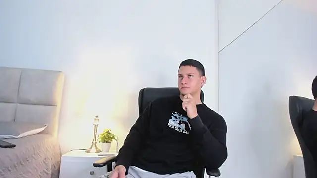 Snapshot of Chriss_Diamond chatting on June 3, 8:36 pm Chriss Diamond online show from June 3, 8:36 pm