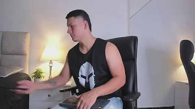 Snapshot of Chriss_Diamond chatting on June 8, 8:20 pm Chriss Diamond online show from June 8, 8:20 pm