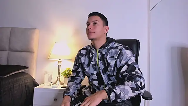 Snapshot of Chriss_Diamond chatting on June 23, 7:56 pm Chriss Diamond online show from June 23, 7:56 pm