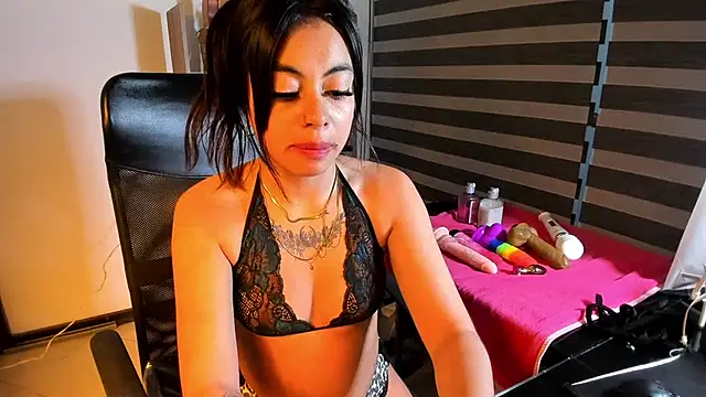 Snapshot of CharlotePetite_ chatting on June 21, 12:30 pm CharlotePetite online show from June 21, 12:30 pm