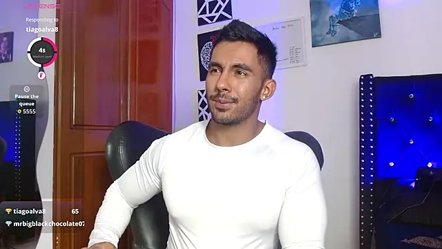 Snapshot of romanpearce_ chatting on April 23, 4:03 am romanpearce online show from April 23, 4:03 am