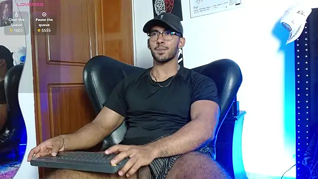 Snapshot of romanpearce_ chatting on May 20, 4:18 am romanpearce online show from May 20, 4:18 am