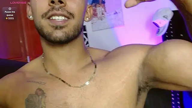 Snapshot of romanpearce_ chatting on July 18, 10:13 pm romanpearce online show from July 18, 10:13 pm
