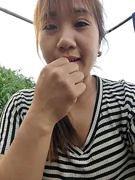 Snapshot of xinhxinh-cute chatting on April 12, 10:53 am xinhxinh-cute online show from April 12, 10:53 am