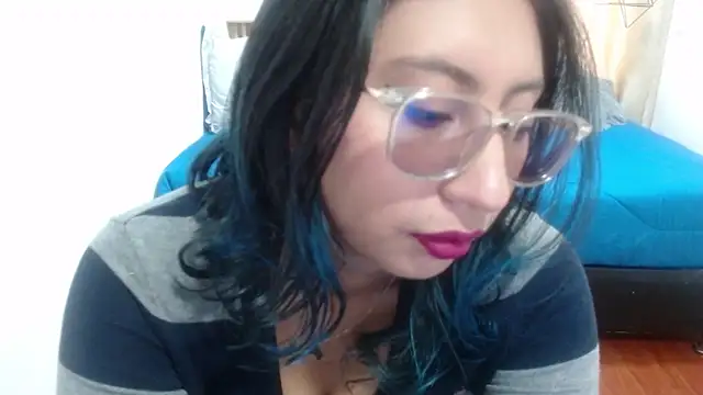 Snapshot of Violet_2003 chatting on May 14, 2:13 pm Violet 2003 online show from May 14, 2:13 pm