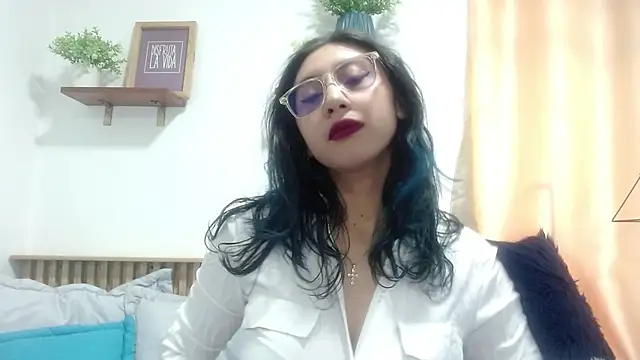 Snapshot of Violet_2003 chatting on May 28, 2:14 pm Violet 2003 online show from May 28, 2:14 pm