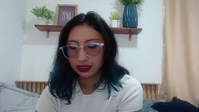 Snapshot of Violet_2003 chatting on May 29, 2:26 pm Violet 2003 online show from May 29, 2:26 pm