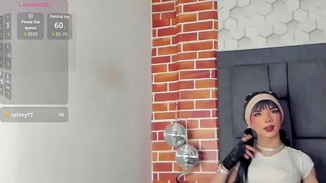 Snapshot of luxuryheavenn chatting on April 16, 9:39 pm luxuryheavenn online show from April 16, 9:39 pm
