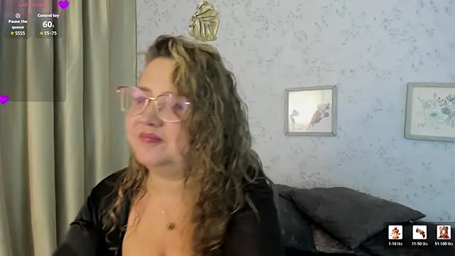 Martinacurvy  online show from July 8, 8:08 am