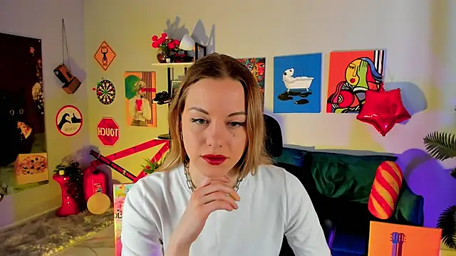 VireliaMoonfall online show from April 17, 8:39 am