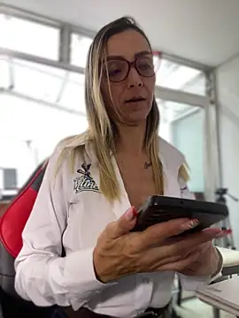 AlanaBrunetteX X online show from April 16, 6:19 pm