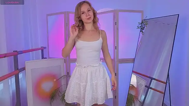Snapshot of sophie_blossom_ chatting on June 17, 1:45 pm sophie blossom online show from June 17, 1:45 pm