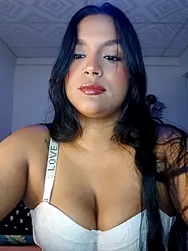 Snapshot of Kim_roussee chatting on April 17, 5:43 am Kim roussee online show from April 17, 5:43 am