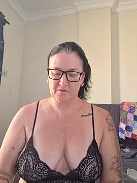 Snapshot of Flirty_Siennax chatting on August 8, 8:27 am Flirty Siennax online show from August 8, 8:27 am